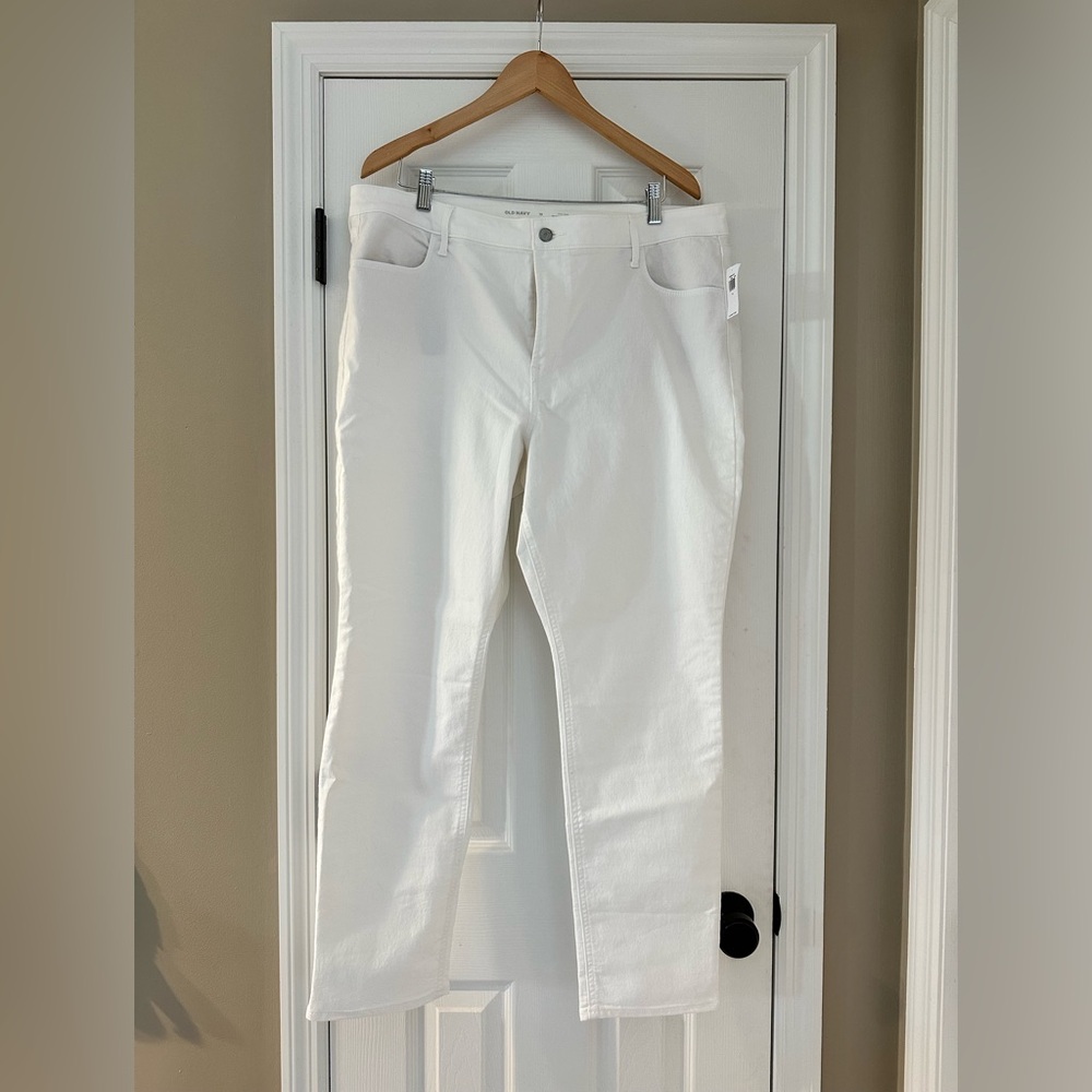 Old Navy NWT Woman’s white Straight Jeans
